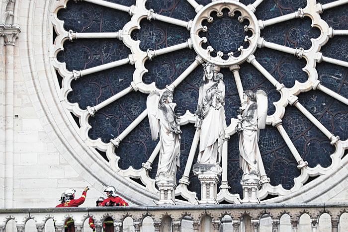 大火之后，消防人员在查看巴黎圣母院受灾情形。美联社