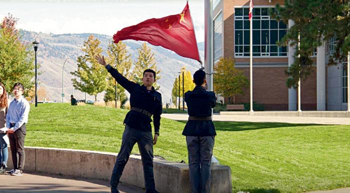 ■中國留學生去年十月，在湯普森河大學校園，舉行類似軍方儀式升五星旗慶祝中國國慶，引起爭議。　TRUCSSA