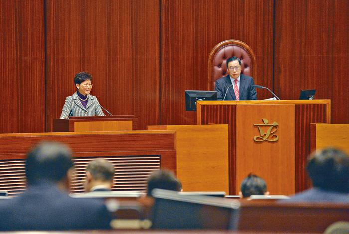 林鄭月娥出席立法會質詢，批評詆毀香港司法制度的議員辜負港人。郭顯熙攝