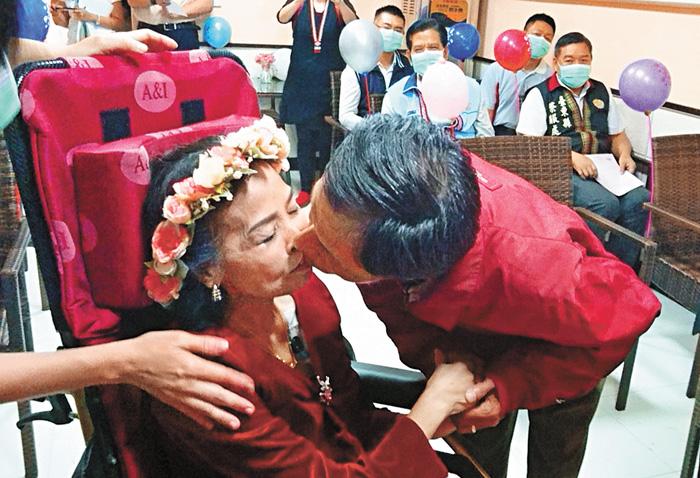 台東榮民醫院安寧病房12日下午舉辦一場婚禮，幫助癌末女患者結婚圓夢，男女主角分別都是62歲的林永安（前右）和黃英美（前左）。中央社