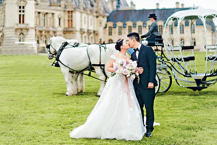 ■刘根森与李嘉颖的婚礼选址在有小凡尔赛宫之称的Chantilly古堡举行，还有白马拉着南瓜车，恍如童话故事中的王子与公主。