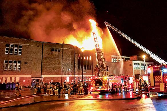 ■多倫多York Memorial Collegiate Institute中學發生6級火警，消防員努力滅火。CP24