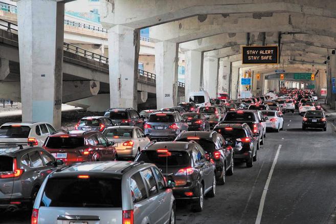 ■加拿大将决定是否跟随美国降低汽车排放标准。星报资料图片