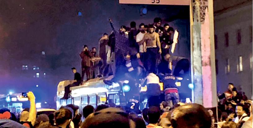 ■球迷爬上TTC巴士车顶庆祝。Daily Hive