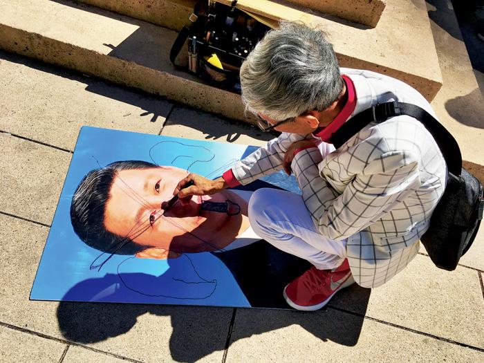 ■有抗議人士當場塗鴉習近平肖像。