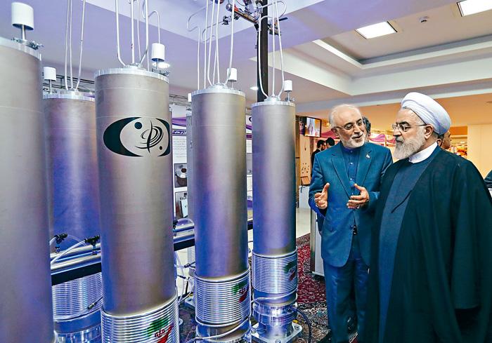 4月9日，伊朗總統魯哈尼（右）在德黑蘭視察核設施。 資料圖片