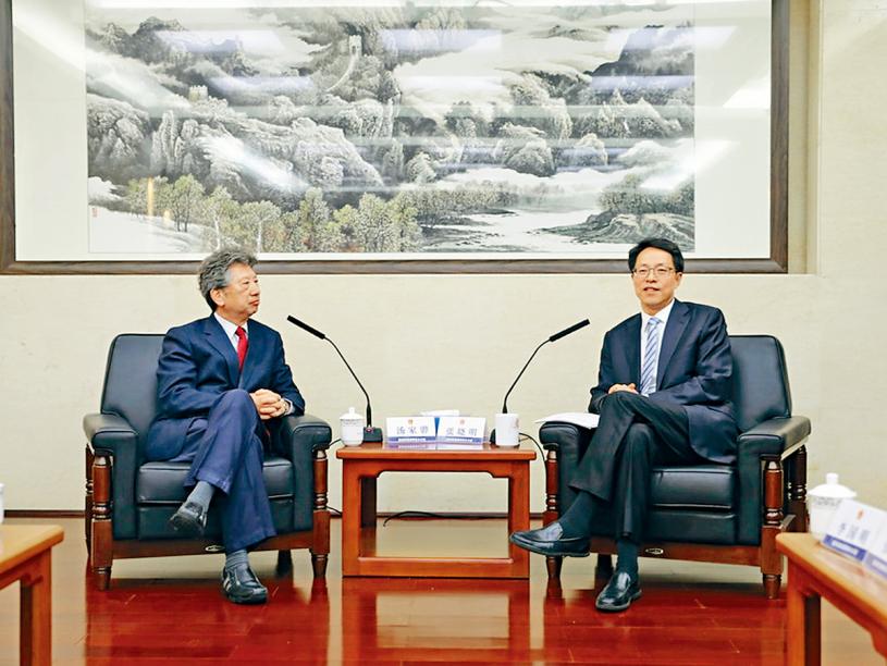 張曉明（右）與湯家驊會晤時，指出香港修訂《逃犯條例》是「必要、恰當、合理合法、不必多慮」。港澳辦網頁圖片