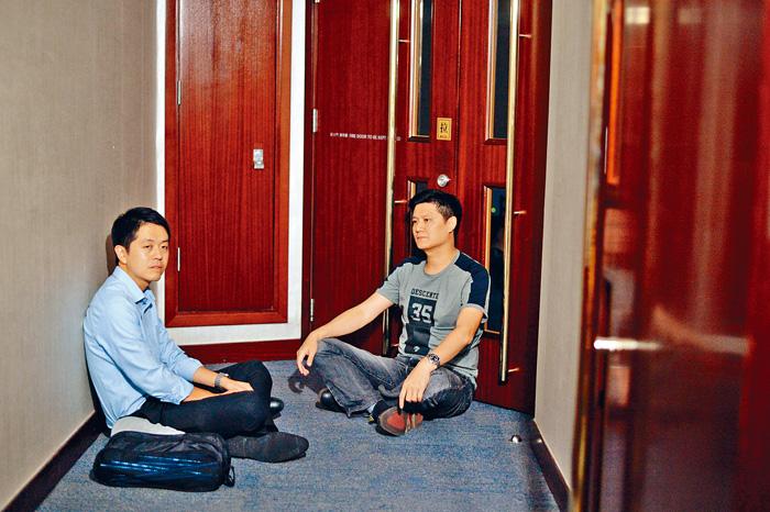 泛民議員譚文豪（右）及許智峰十三日晚闖入立法會，在會議室外走廊通宵留守。蘇正謙攝