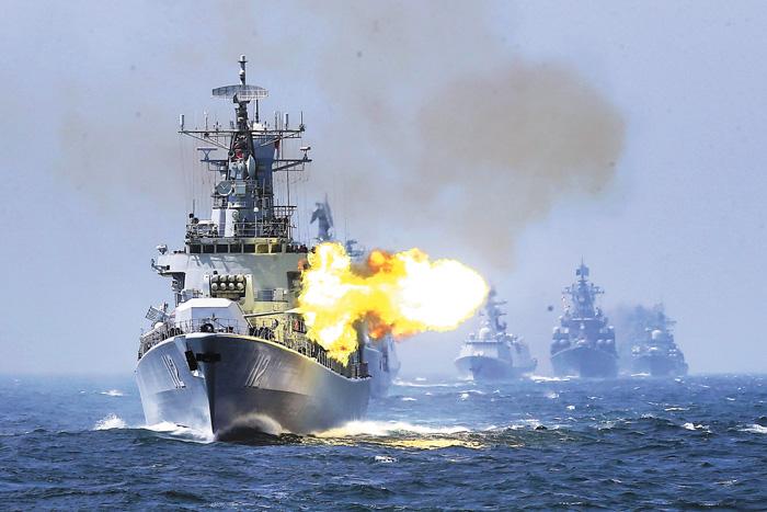 美國國防部2日向國會遞交了最新中國軍力年度報告，稱中國軍力正在多個關鍵領域謀求縮小與美軍的差距。圖為中國海軍軍演圖片。美聯社資料圖片