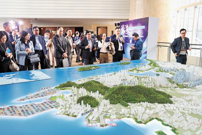 图为大批嘉宾参观深圳前海城市新中心概念规划模型。  中通社