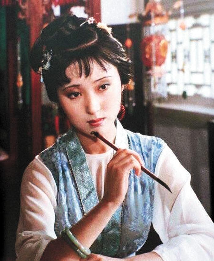陈晓旭因出演林黛玉的角色成名，图为《红楼梦》剧照。网上图片