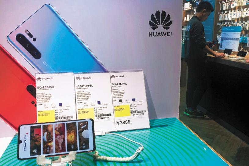 北京一家卖场摆放著华为手机。美联社