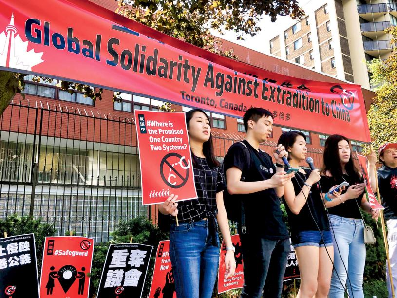 4名年青人在总领馆门外领唱《海阔天空》，支持港人抗争。 