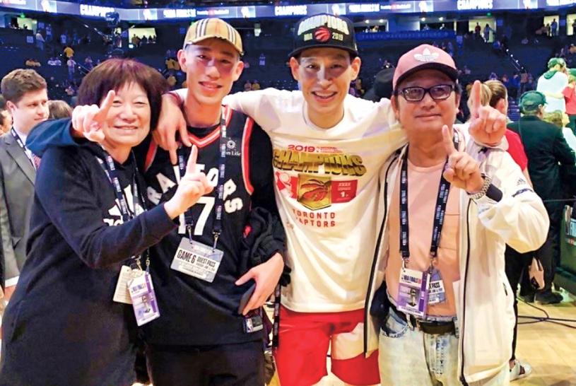 ■林书豪（左三）赢得NBA冠军后，与家人合照。Instagram