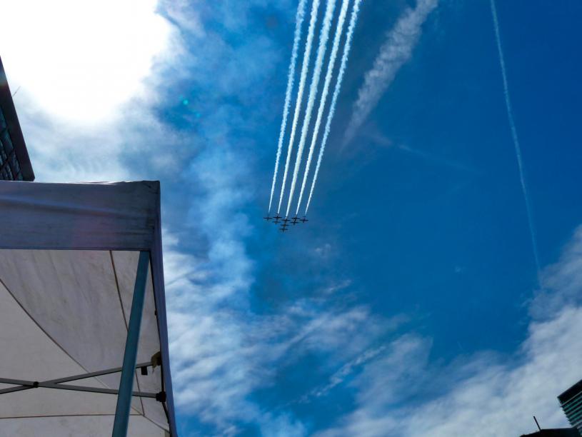 ■加拿大空军雪鸟飞行特技队三度飞过弥敦菲腊广场上空。