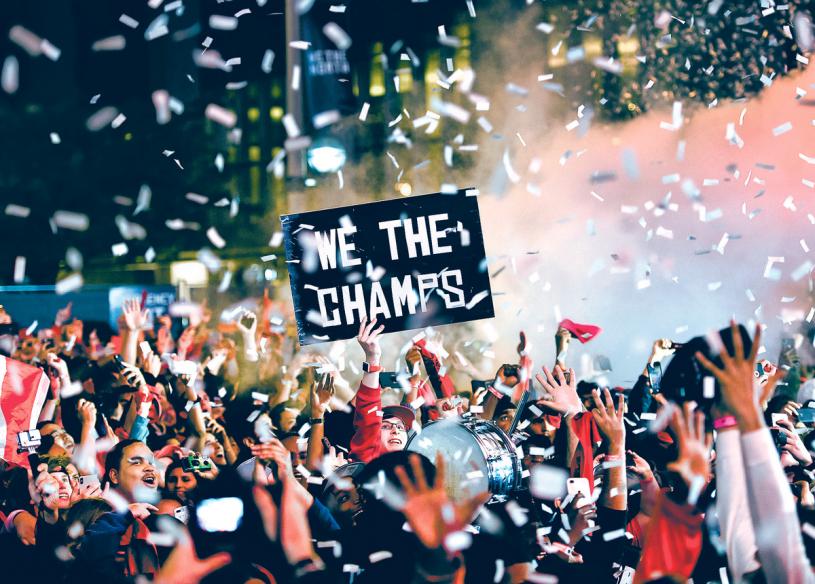 ■(圖)多市球迷高舉「我們是冠軍」標語牌。加通社