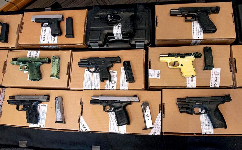■警方在記者會上展示部分檢獲的槍械。 多市警方