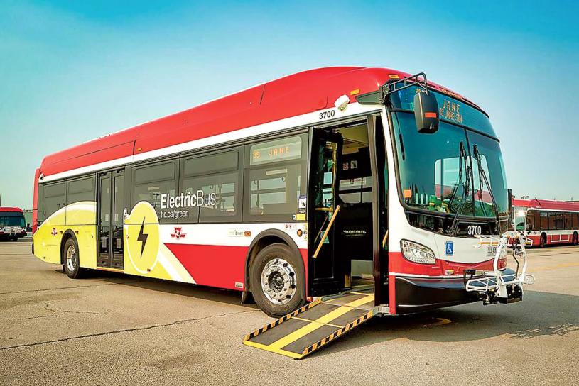■新的電能巴士，周一正式投入服務。星報