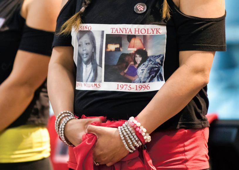 ■多年前被殺的原住民女子Tanya Holyk，其堂姊妹穿上紀念T恤。加通社
