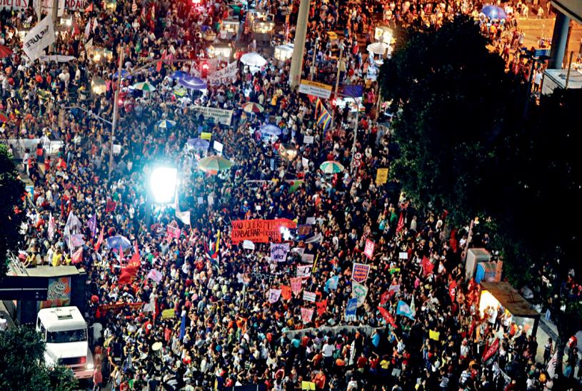 數以千計示威者14日在里約熱內盧市中心集會，抗議政府改革退休制度。　路透社