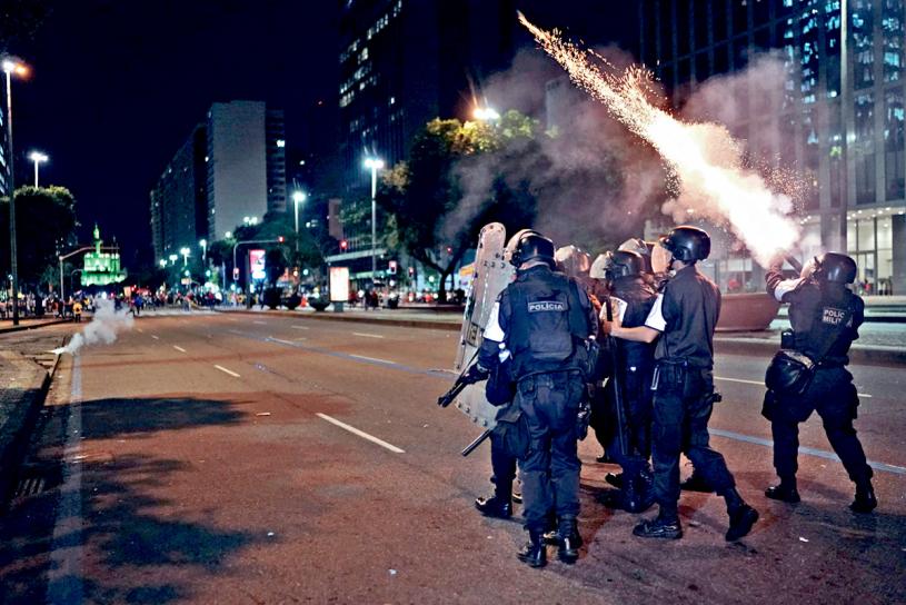 警察施放催淚彈驅散里約熱內盧的示威者。　美聯社