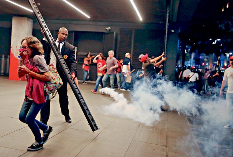 聖保羅市示威者與警察爆發衝突。路透社
