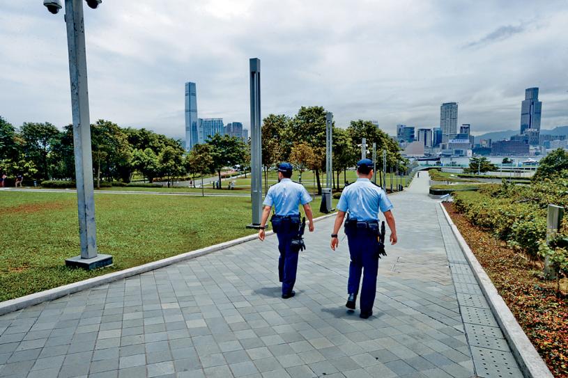 ■添馬公園二十五日回復平靜，有警員在園內巡邏。黃賢創攝