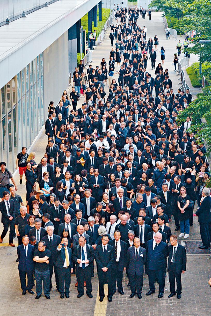 身穿黑衣隊伍由終審法院外出發，繞經立法會步行至金鐘政府總部外。梁譽東攝
