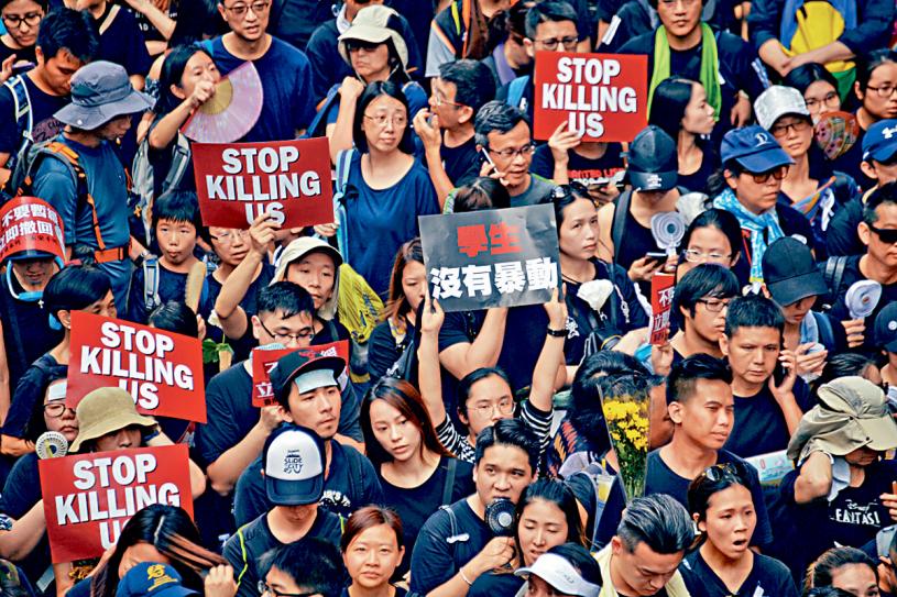 大批市民十六日走上街頭，反對政府修訂《逃犯條例》。盧江球攝
