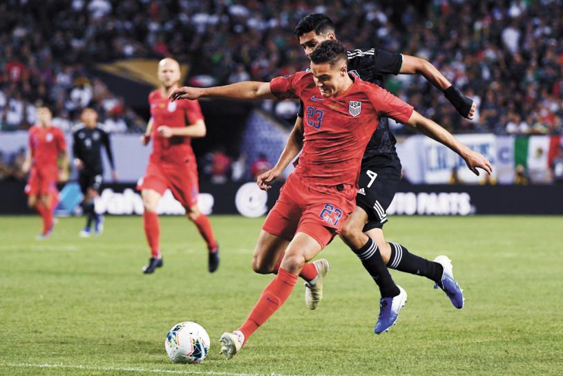 美国球员与墨西哥球员在场上展开球权的激烈拼抢。路透社