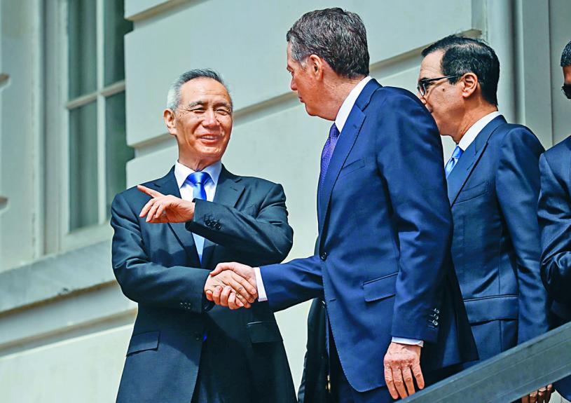 今年五月，劉鶴在華盛頓(左)和美國貿易代表萊特希澤(中)等會面。