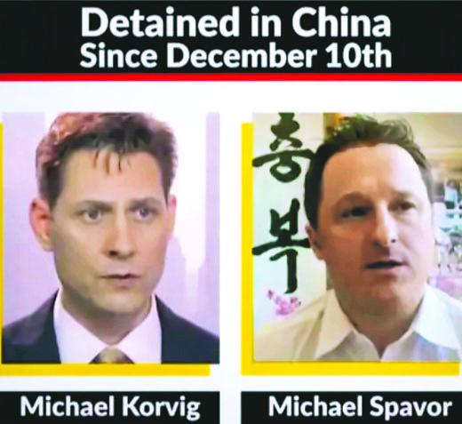 保守党制作的广告中的一个画面上，出现两名被中国拘押加拿大人的照片和名字。 CBC
