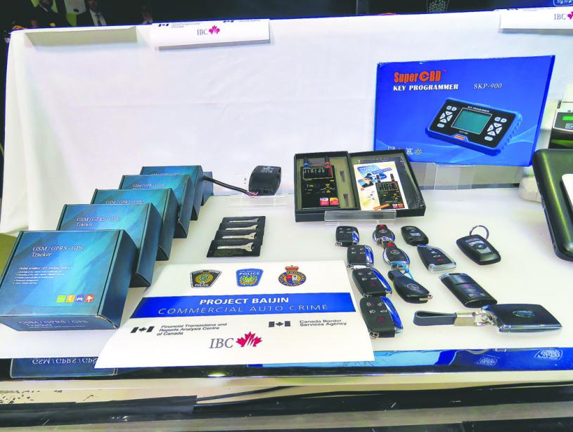 警方同時展示一批高檔電子車匙、汽車車牌、重置電子車匙資料的重置儀器，以及一批涉案贓款等。本報記者攝

