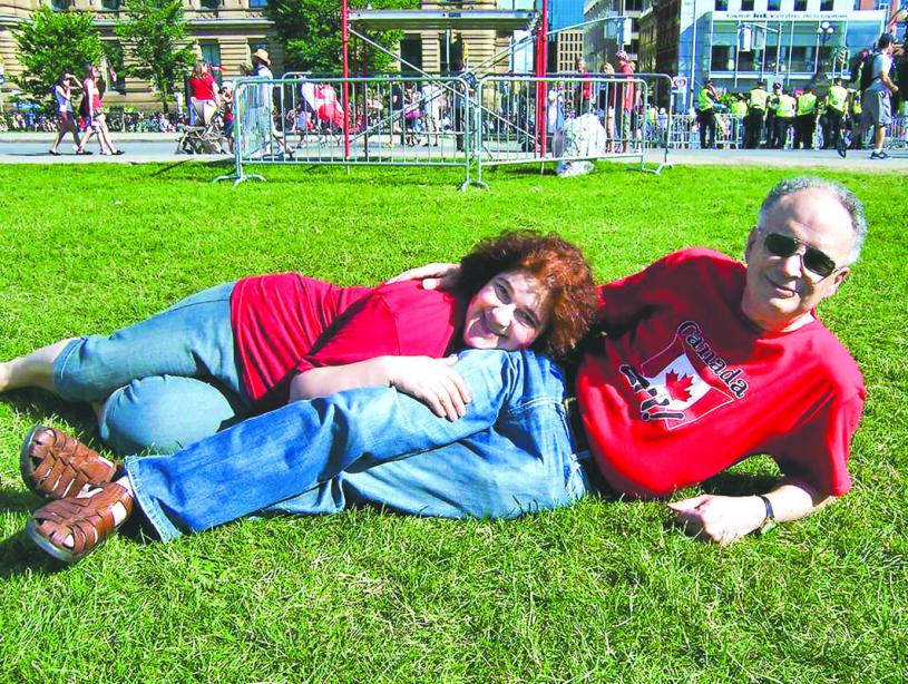 克雷納夫婦在國會上前的草坪上合影。Global News
