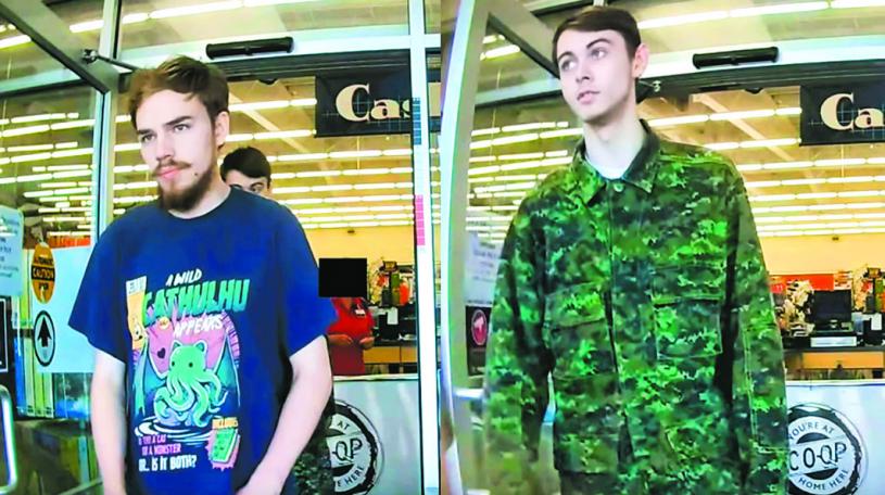 ■兩個疑兇被發現日前曾在五金店出現過，警方發放店鋪監控攝錄機拍下的照片。警方提供
