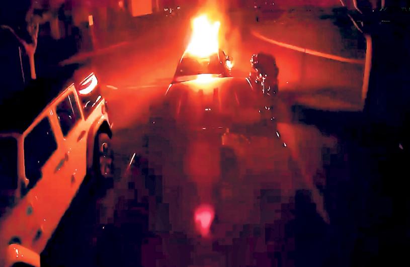 ■一辆汽车被纵火焚毁。杜咸区警队
