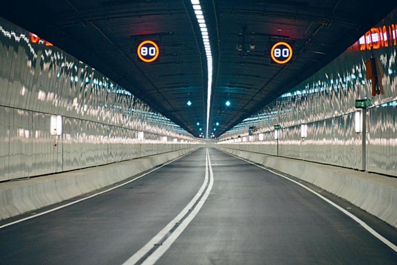 健兒有機會跑入全港最長的龍山隧道。

