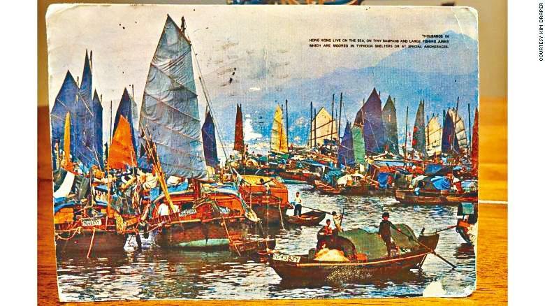 寄自香港的明信片上印有帆船。
