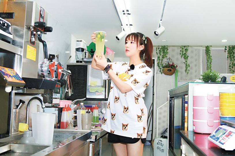 馬劍越在自家奶茶店，為客人親手調製飲品。 網上圖片