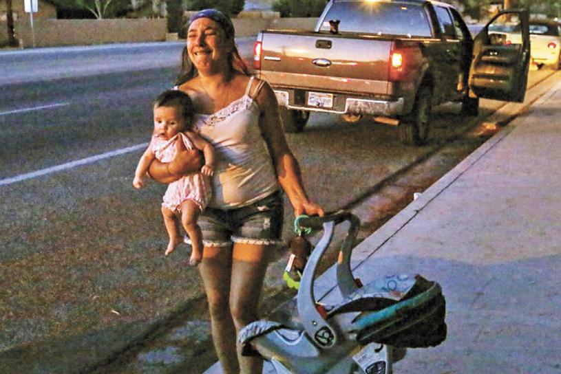 强震发生后，Dawn Inscore和她的宝宝一起逃离里奇克莱斯特公寓。她哭着抱着宝宝，在街上无助地走着。洛杉矶时报