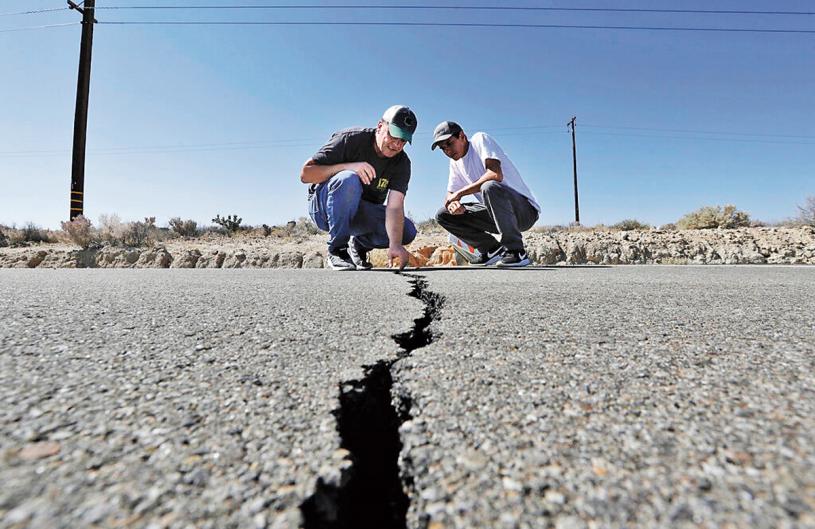 7.1级强震造成路面严重受损。美国地质调查局