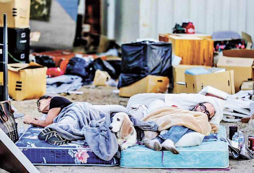 灾区居民吓到不敢回屋，索性睡在院内。
洛杉矶时报