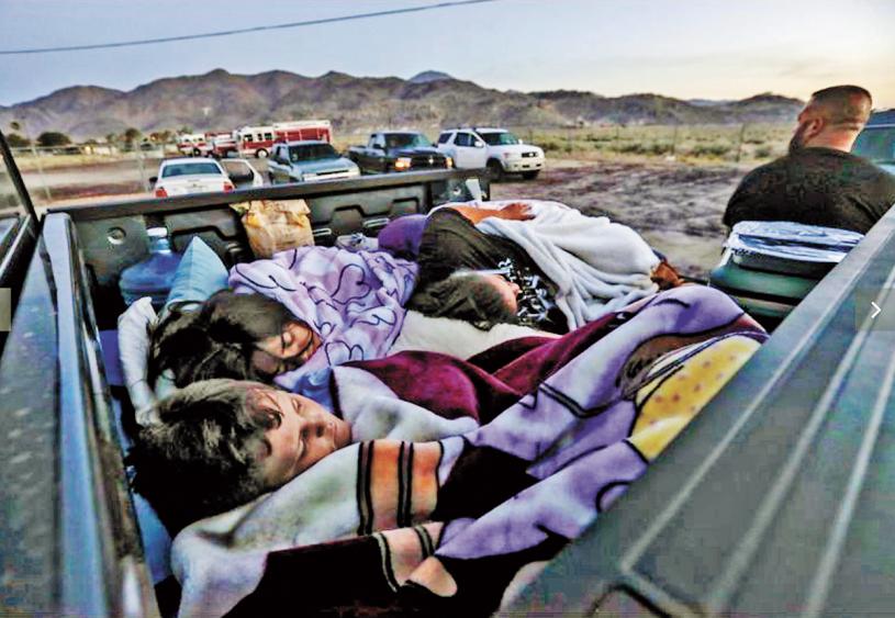 强震伴着无数余震，家长让孩子们在皮卡车上睡觉，方便随时逃跑。洛杉矶时报