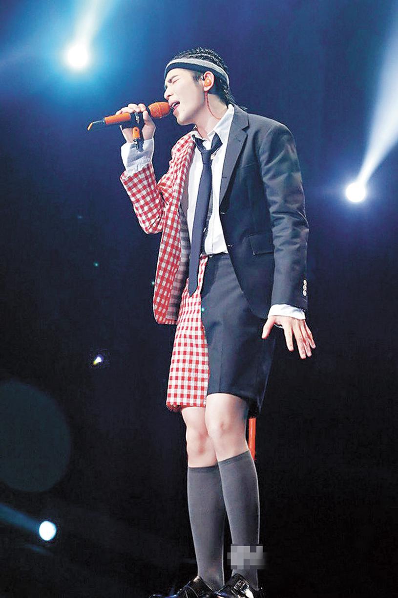 蕭敬騰日前在大馬開唱，為遵守該國對演唱會的服裝限制，他穿短褲還配上長襪子。	網上圖片