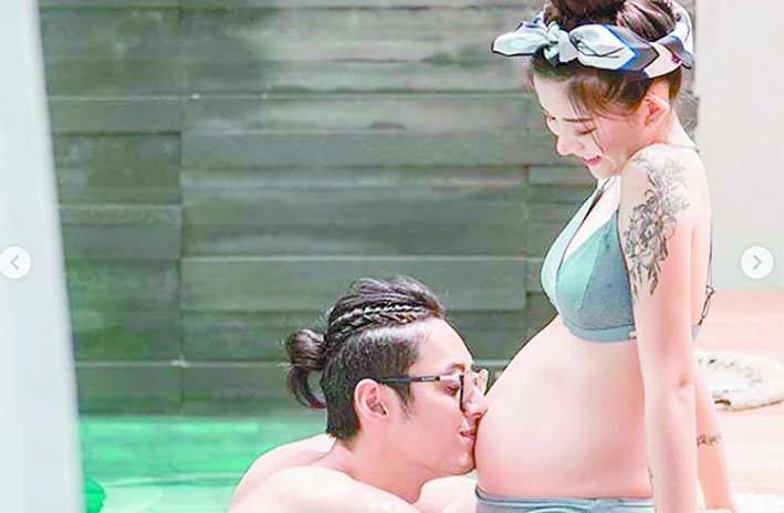 ■陈艾琳（右）已怀孕6个多月，图左
为颜庭笙。 网上图片