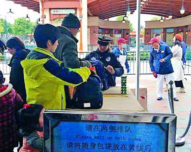 上海迪士尼門口有職員搜查遊客提包。