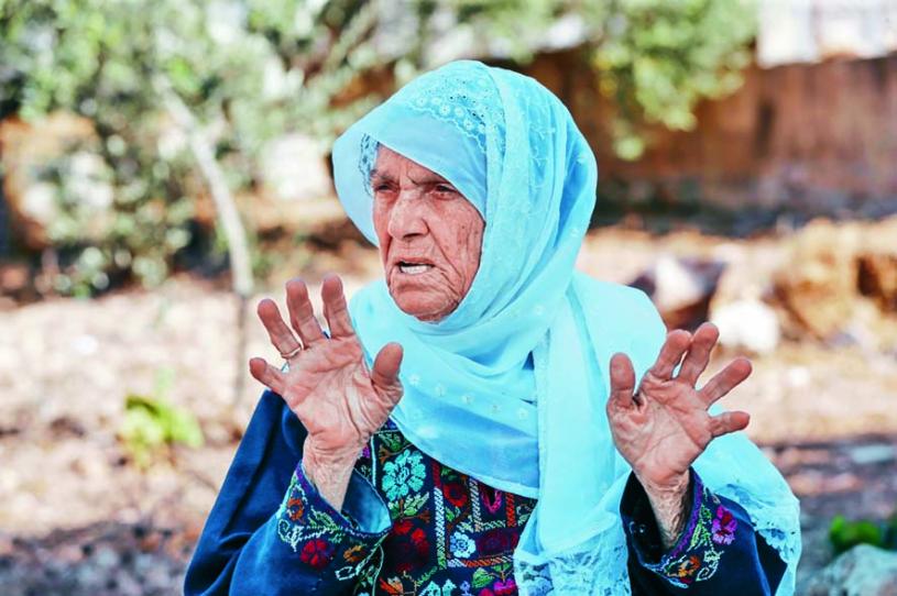 塔利布的祖母周四在西岸寓所外接受訪問。 法新社