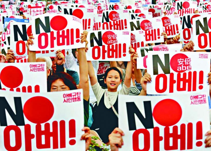 南韓民眾於八月十五日光復節，在首爾抗
議安倍晉三。 美聯社
