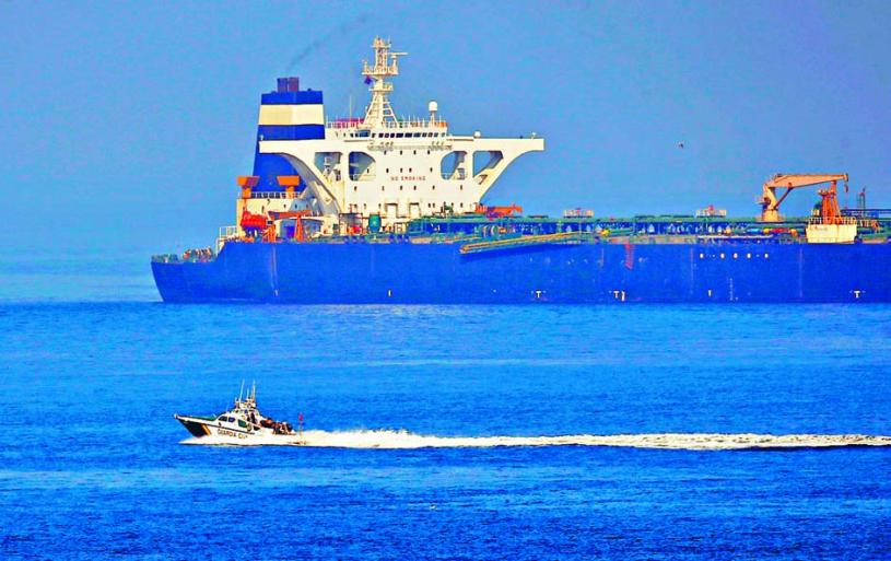 被扣押的伊朗超級油輪格蕾絲一號（後）停在直
布羅陀海峽。 路透社