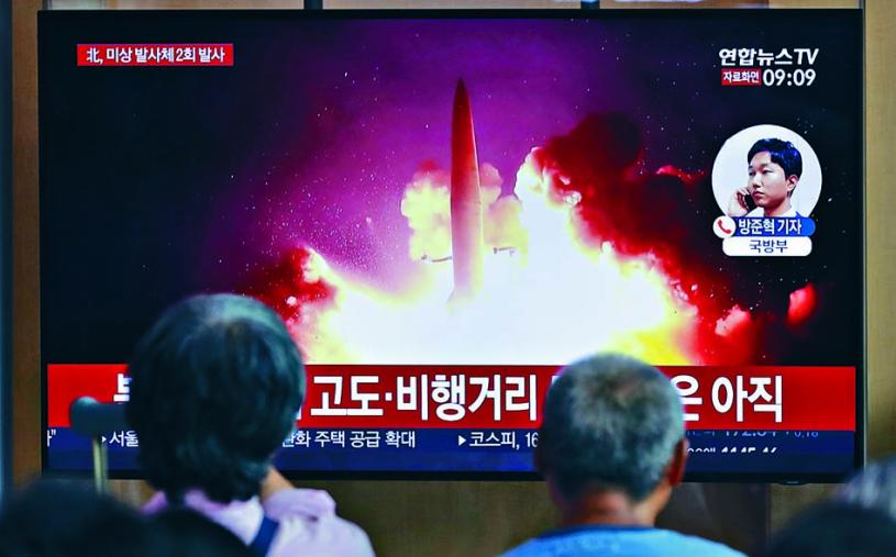 首爾火車站的電視周
五播映北韓近來發射短
程導彈的影片。　 美聯社